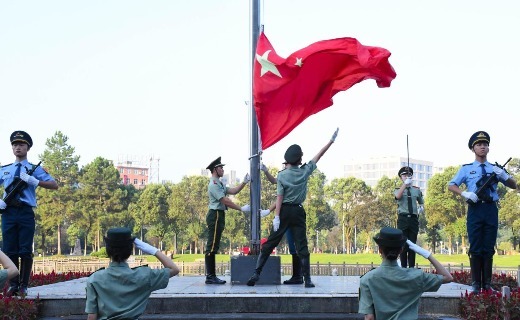 景德镇陶瓷大学“开学第一课”举行升旗仪式
