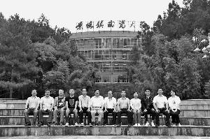 退伍大学生拍“一个人的毕业照” 学校为其单设班级