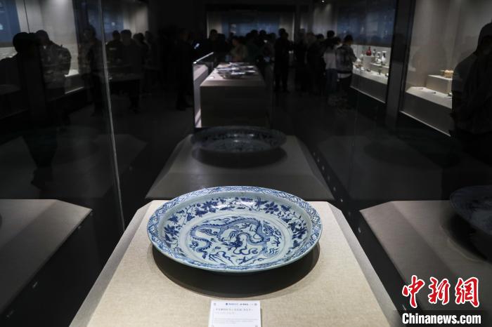 图为景德镇陶瓷大学元青花博物馆内展出的展品。　刘力鑫 摄