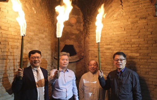 梅仕灿、芮小苗、万鹏为作品烧制点火